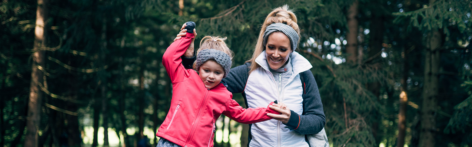 Mutter und Tocher beim rumtoben in der Kendlmühlfilze Grassau.