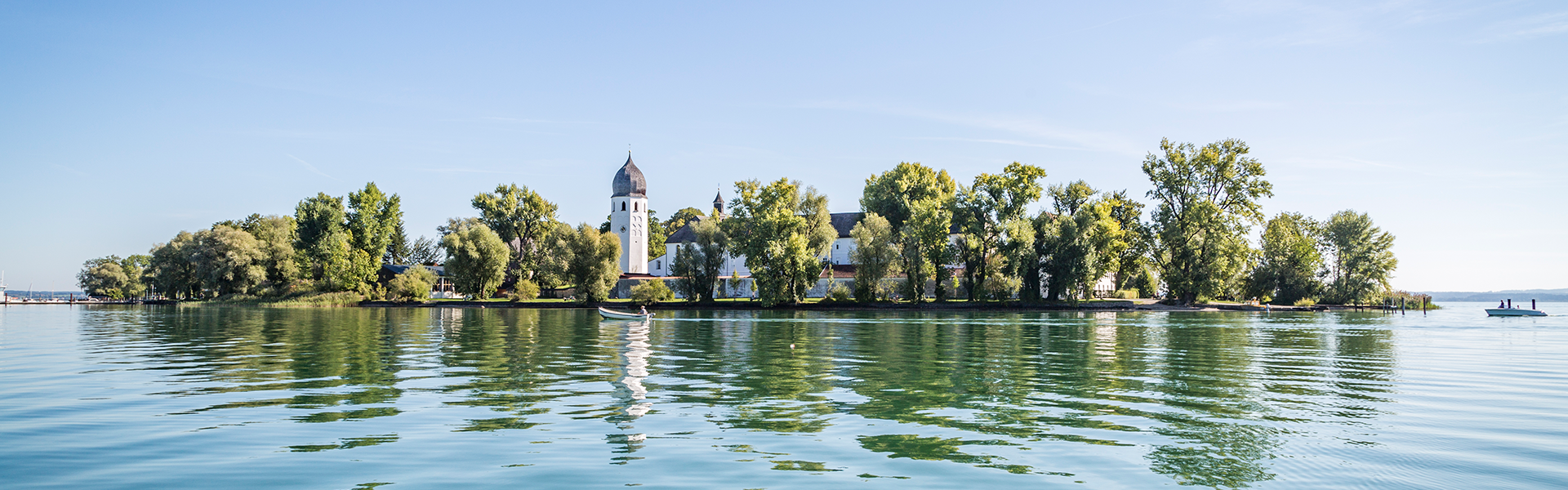Kloster Frauenwörth auf der Fraueninsel im Sommer.