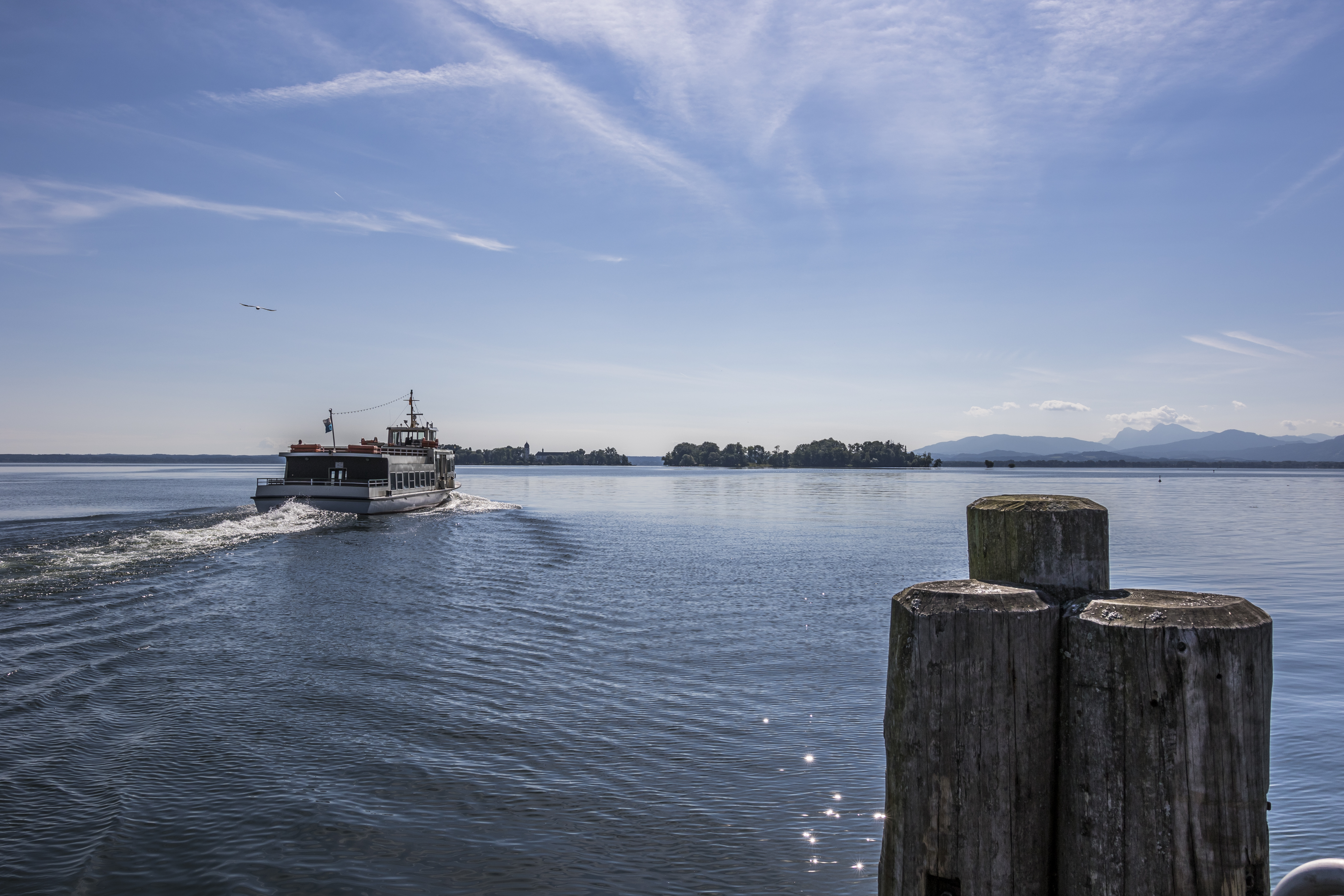 Chiemsee Richtung Frauen- und Herreninsel mit einem Dampfer