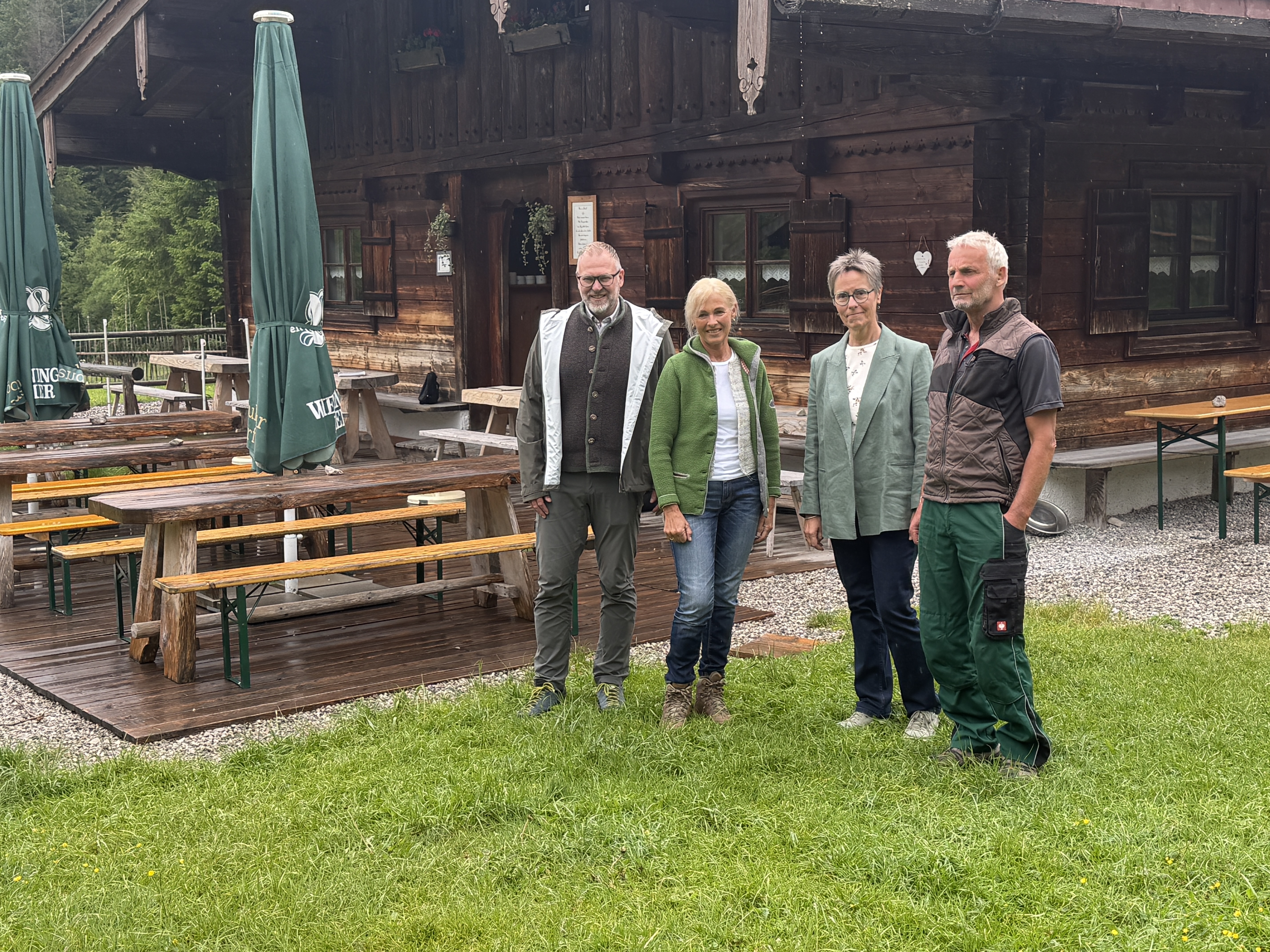 Landrat Andreas Danzer, Maria Stöberl, Dr. Birgit Löffler und Hans Thullner auf der Schwarzachenalm