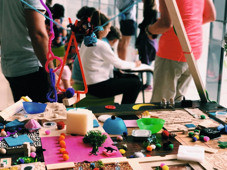 Impressionen von einem Flohmarkt-Stand.