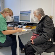 Als erste Freiwillige erhielt die 81-jährige Roswitha Mösl im Impfzentrum des Landkreises Traunstein am 17. Januar 2021 die Zweitimpfung verabreicht. Sie hofft weiterhin, dass sich viele Mitmenschen für die Impfung entscheiden -  trotz der Lieferengpässe des Impfstoffherstellers BioNTech/Pfizer und den damit verbundenen Erschwernissen bei der Terminierung. Die erste Impfung vor drei Wochen habe sie gut vertragen und freut sich nun geschützt zu sein, so Mösl. Die Corona-Regeln werde sie weiterhin einhalten.