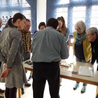 Teilnehmerinnen und Teilnehmer des Museumsnetzwerks erarbeiten und besprechen im Landratsamt gemeinsam Lösungen bei einem ersten Fortbildungsseminar.