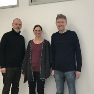 Josef Mayer, Musikschulleiter in Traunwalchen und Geschäftsführer der ARGE (links) mit Monika Gaggia, neue Projektleiterin des Jugendsymphonieorchesters (mitte) und Simon Nagl, bisheriger Projektleiter des Jugendsymphonieorchesters (rechts). © Landratsamt Traunstein