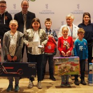 © Landratsamt Traunstein: Die Mitarbeiterinnen und Mitarbeiter gemeinsam mit den Gewinnern des Preisrätsels aus dem Vorjahr: insgesamt zehn Mädchen und Jungs aus dem Landkreis Traunstein erhielten ihre Präsente.